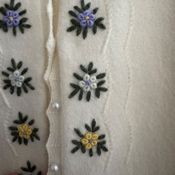 Simple Retro Ecru Embroidered Flowers Sweater, Size M - Picture 2 of 7